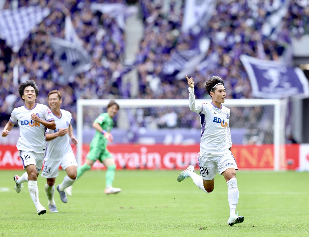 柏対広島　前半、FKでゴールを決める東（右）（撮影・河田真司）