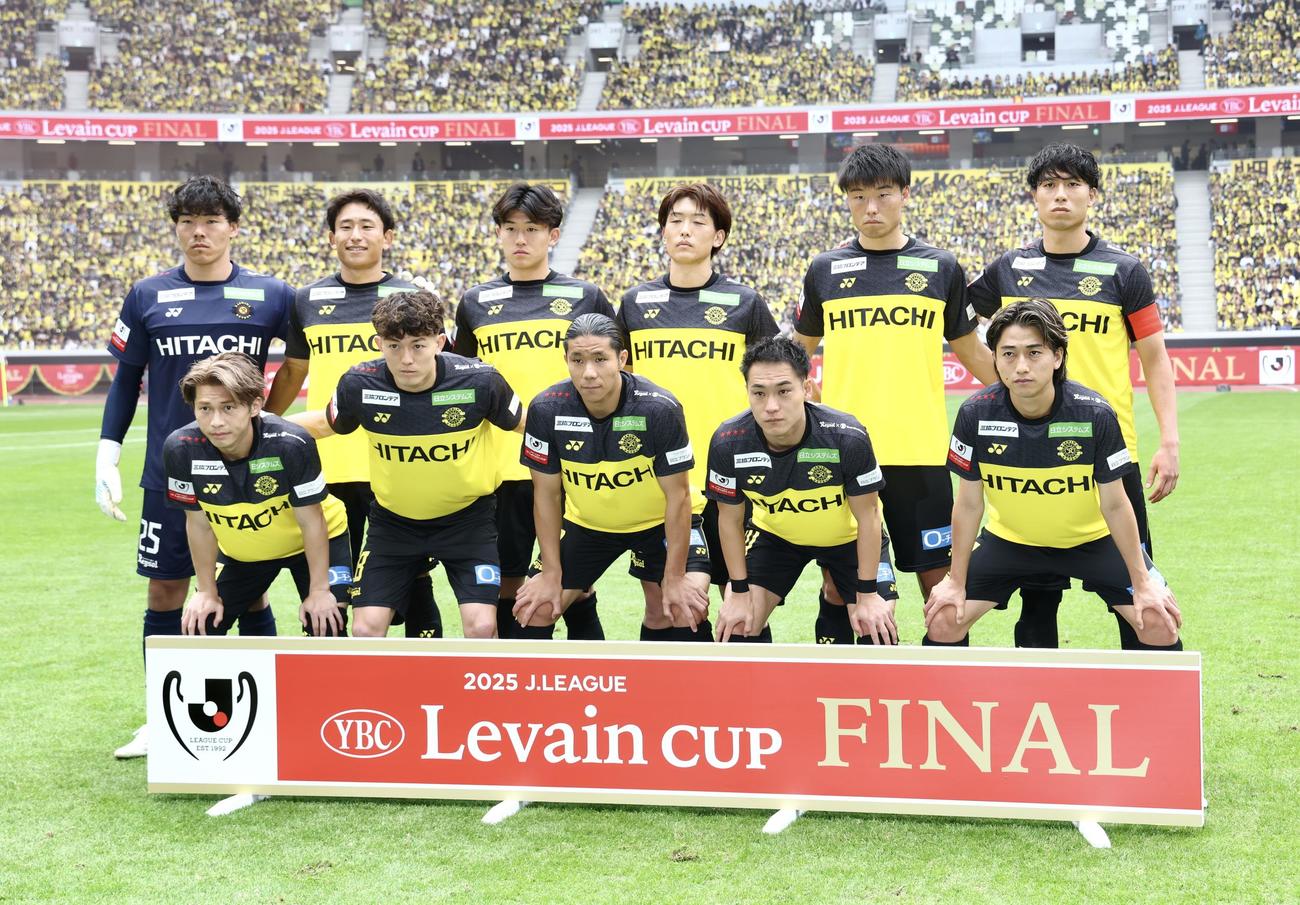 開始前、写真に納まる柏スタメン（撮影・河田真司）