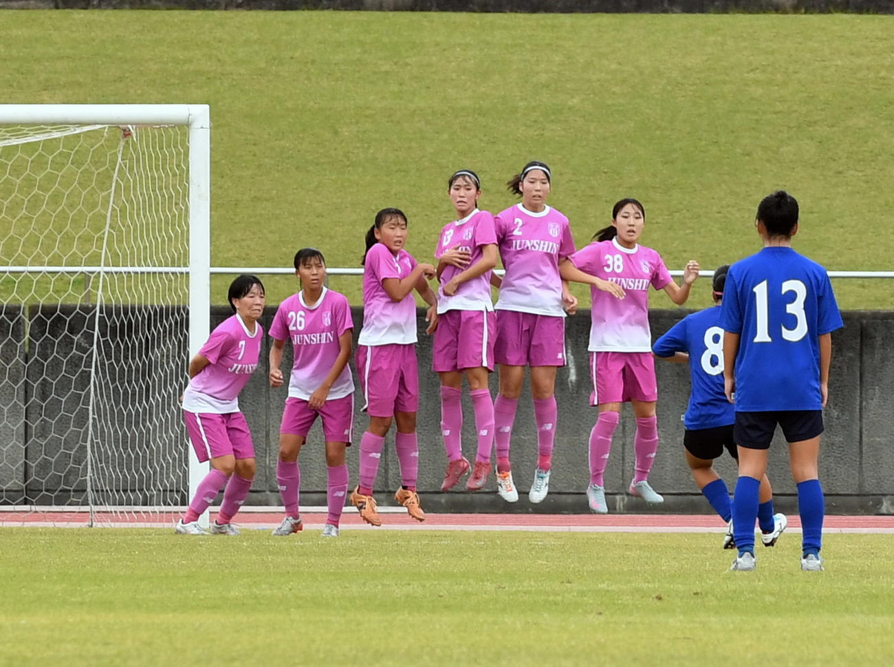 常葉大橘対藤枝順心　後半30分、直接FKを決める常葉大橘・小島（右奥）