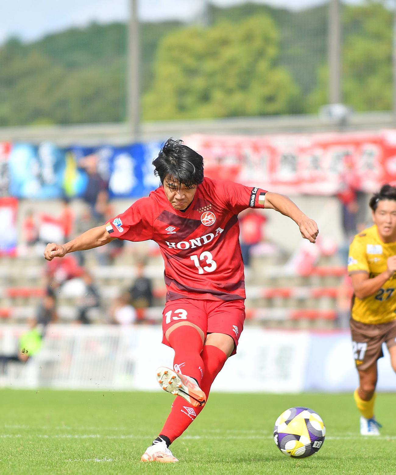 前半、PKを決めるホンダFC・岡崎