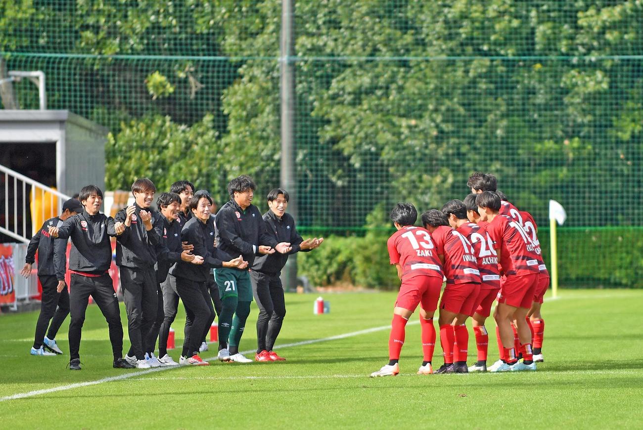 前半、先制点を決めて「ゆりかごダンス」を披露するホンダFCの選手たち