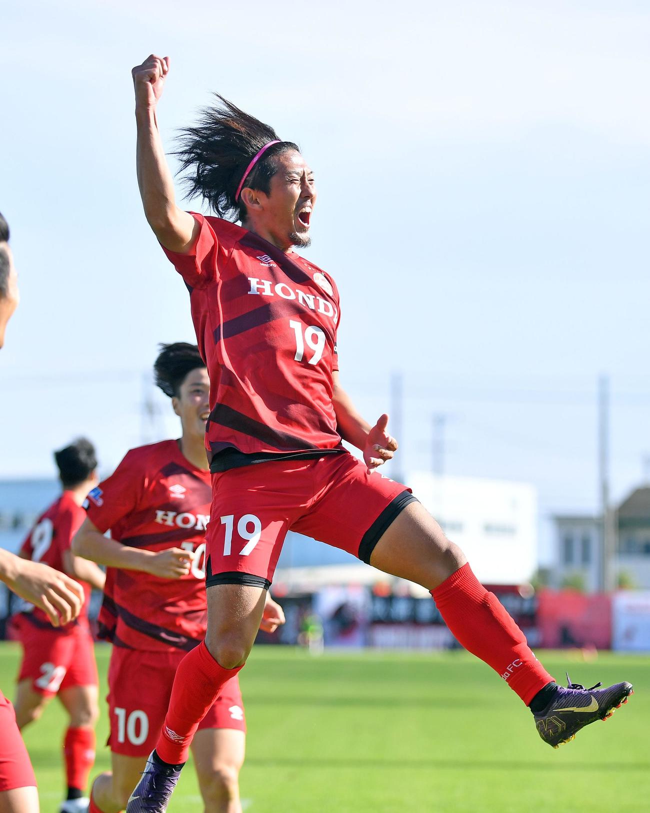 後半、ゴールを決めて歓喜するホンダFC・岩切