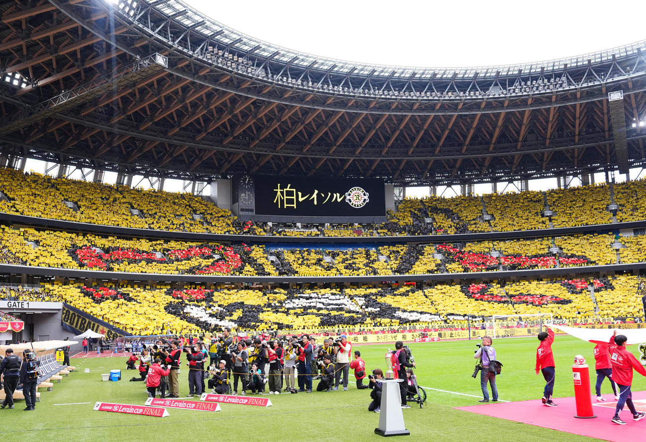 柏対広島　試合前、コレオグラフィーをつくる柏サポーター（撮影・江口和貴）