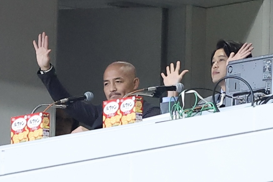 柏対広島　試合前、会場に手を振る小野氏（左）と内田氏（撮影・河田真司）