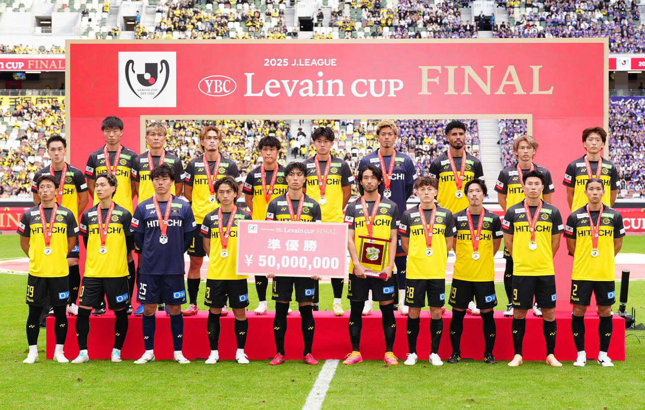 柏対広島　準優勝で表彰式に臨む柏の選手たち（撮影・江口和貴）