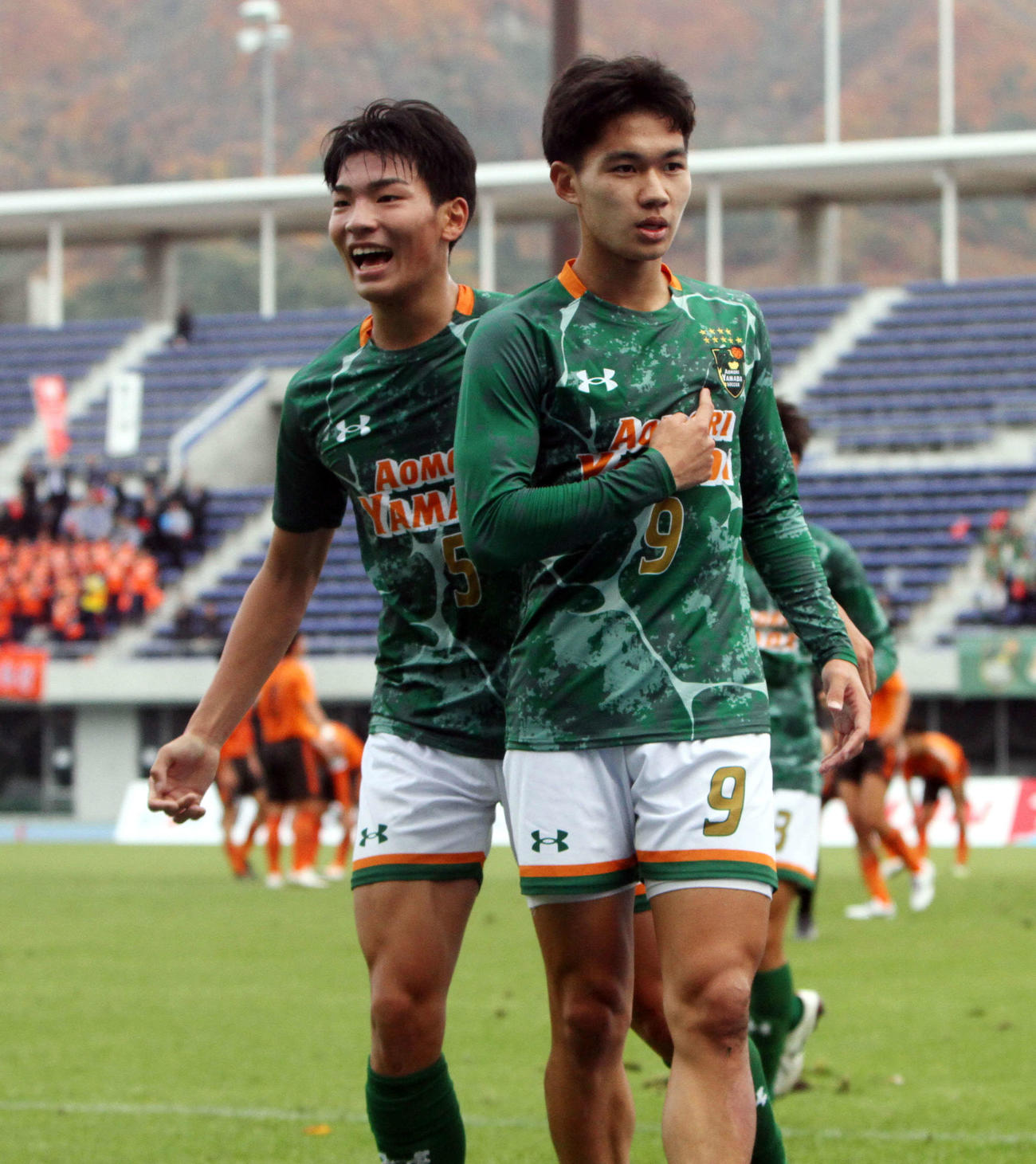 八戸学院野辺地西対青森山田　後半、勝ち越し点を挙げポーズを取る青森山田・深瀬（右）（撮影・木村有優）