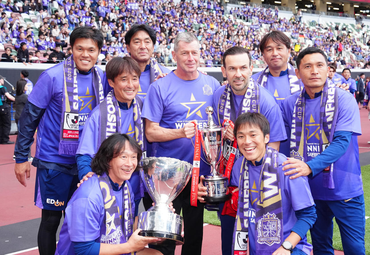 柏対広島　ルヴァン杯を制しコーチ陣と写真に納まる広島スキッベ監督（中央）（撮影・江口和貴）