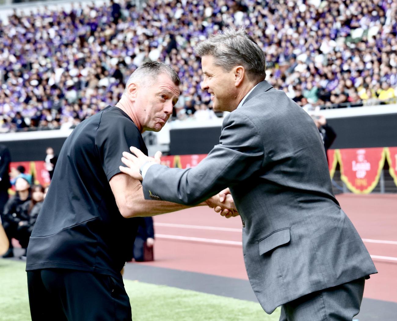 柏対広島　開始前、握手を交わす広島スキッベ監督（左）と柏ロドリゲス監督（撮影・河田真司）