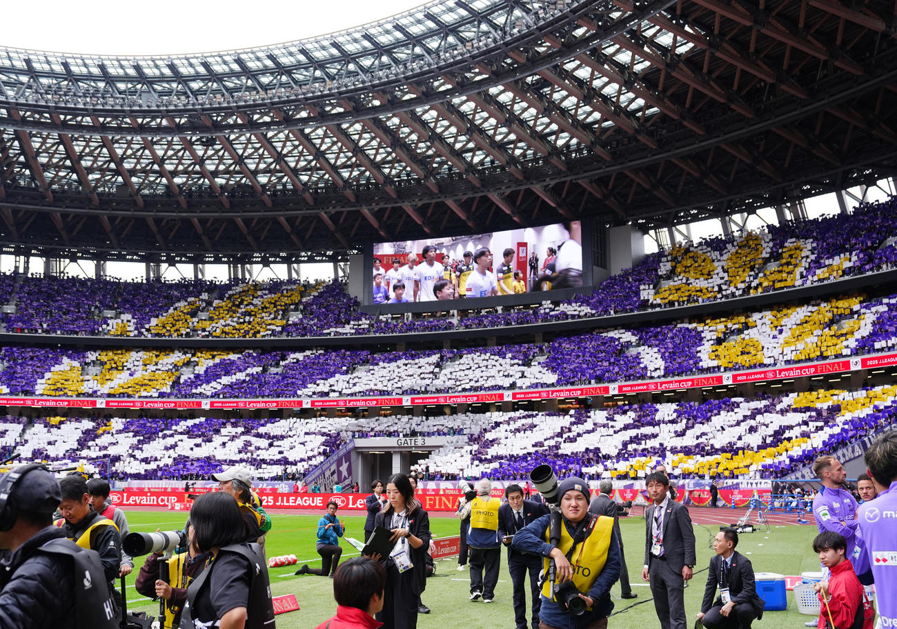 柏対広島　試合前、コレオグラフィーをつくる広島サポーター（撮影・江口和貴）