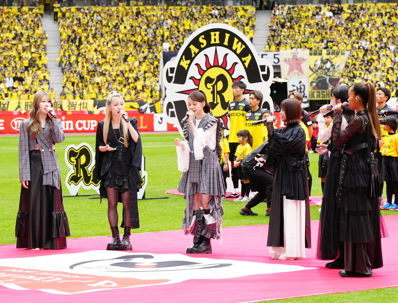柏対広島　試合前、君が代斉唱するLittle Glee Monster（撮影・江口和貴）