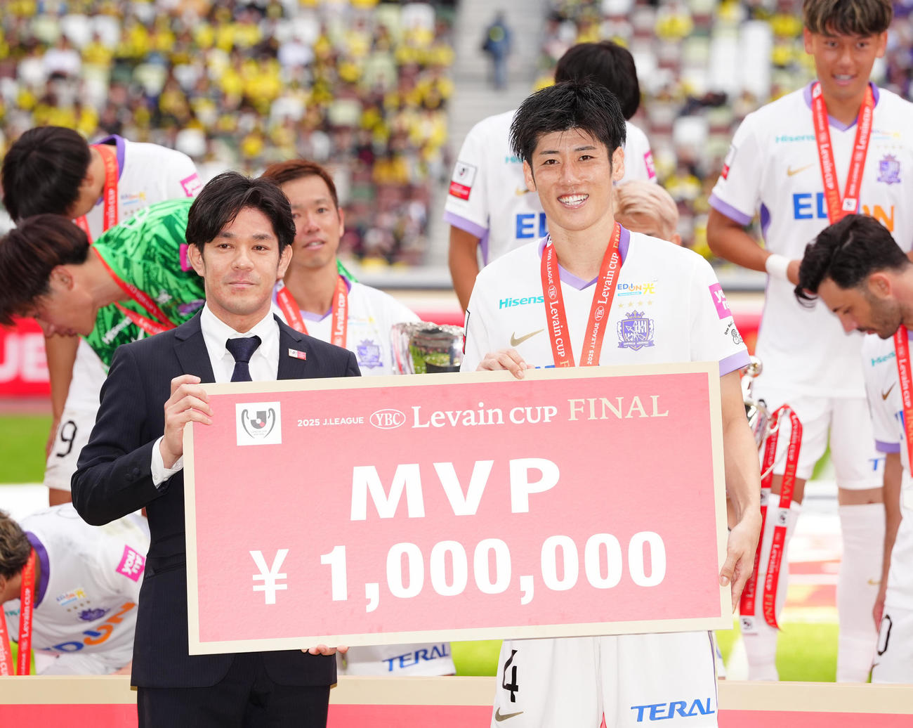 柏対広島　MVPに輝き、表彰される広島荒木（右）。左はヤマザキビスケットの飯島常務（撮影・江口和貴）