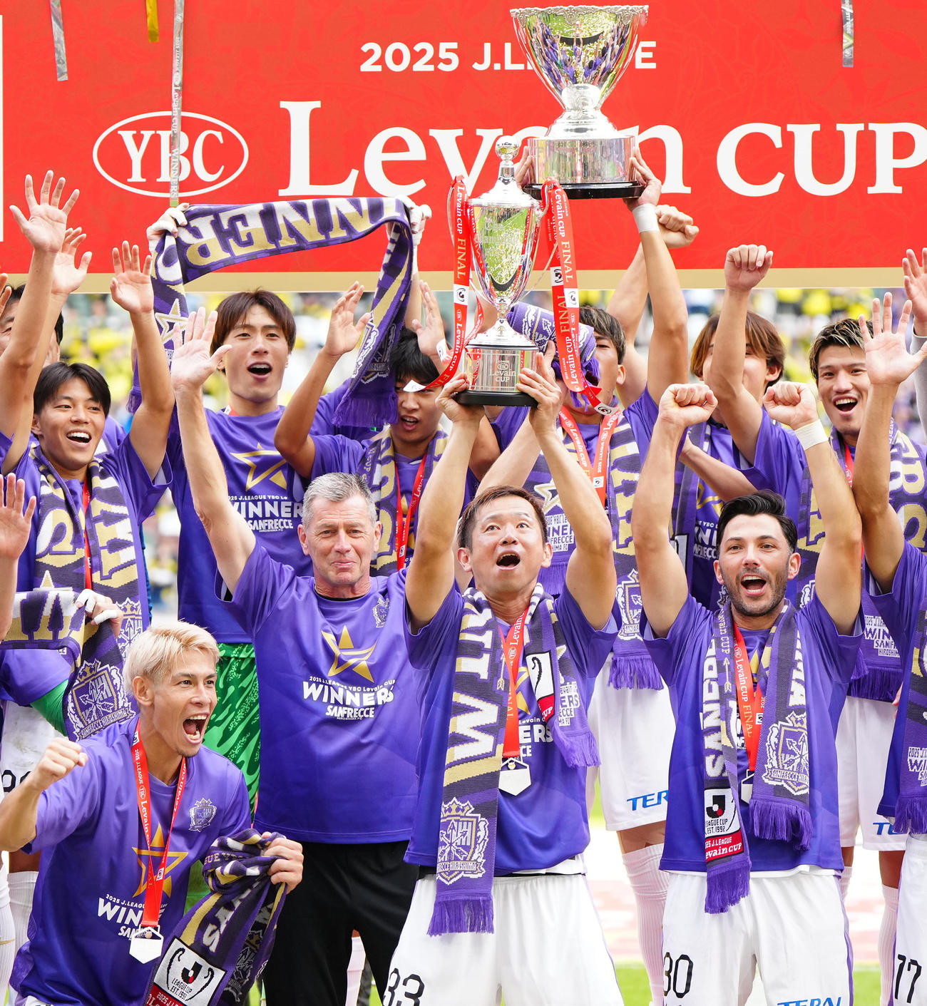 柏対広島　優勝しルヴァン杯を掲げる広島塩谷（前列中央）（撮影・江口和貴）