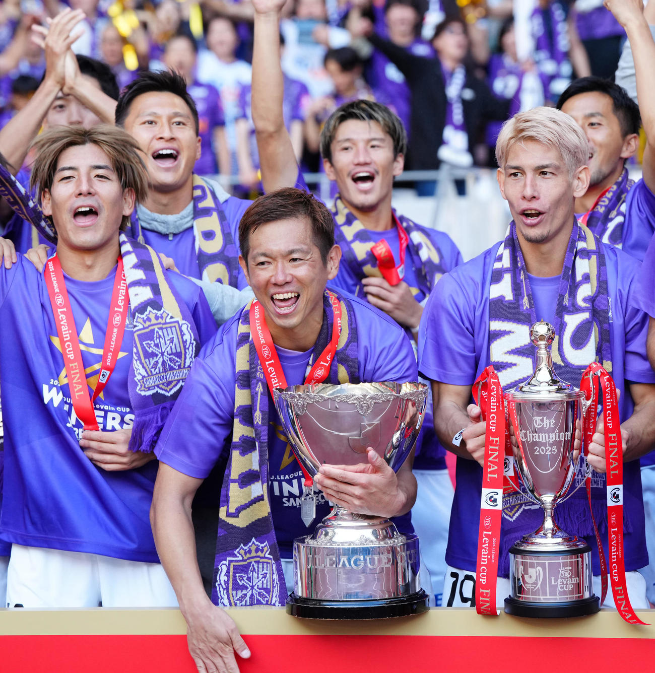 柏対広島　優勝しJリーグ杯を手にする広島塩谷（前列中央）。同右は佐々木、同左は新井（撮影・江口和貴）