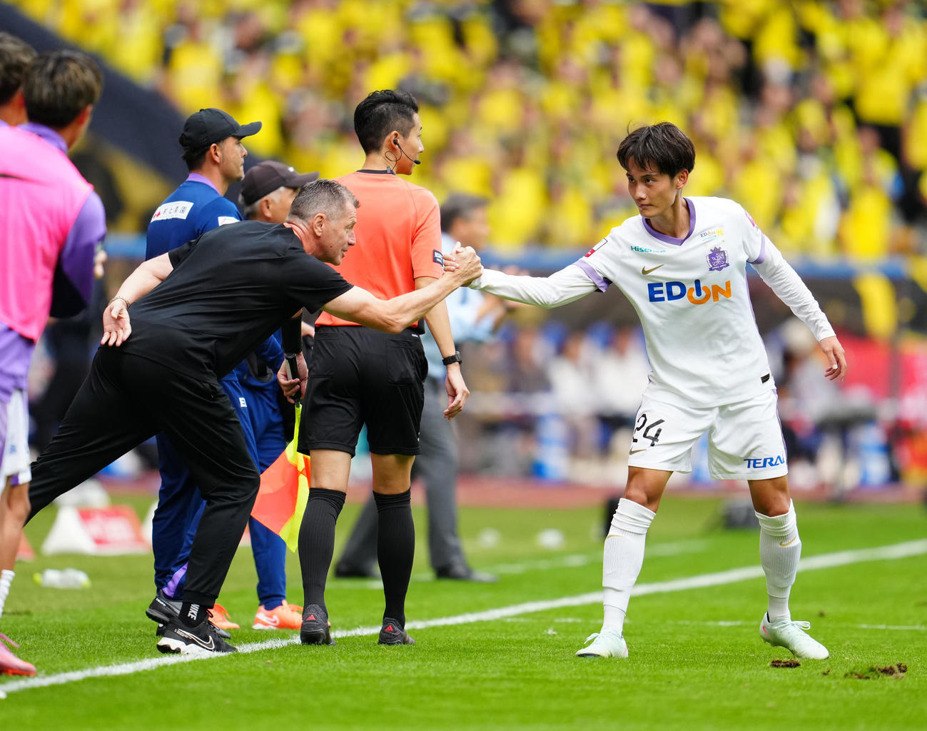 柏対広島　前半、FKでゴールを決め広島スキッベ監督（左）と握手を交わす東（撮影・江口和貴）