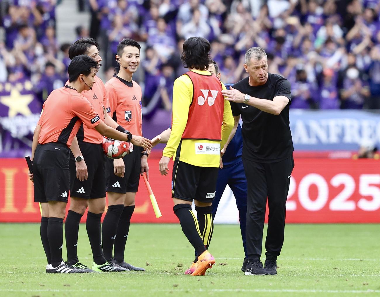 柏対広島　柏対広島　試合後、あいさつする広島スキッベ監督（右）（撮影・河田真司）