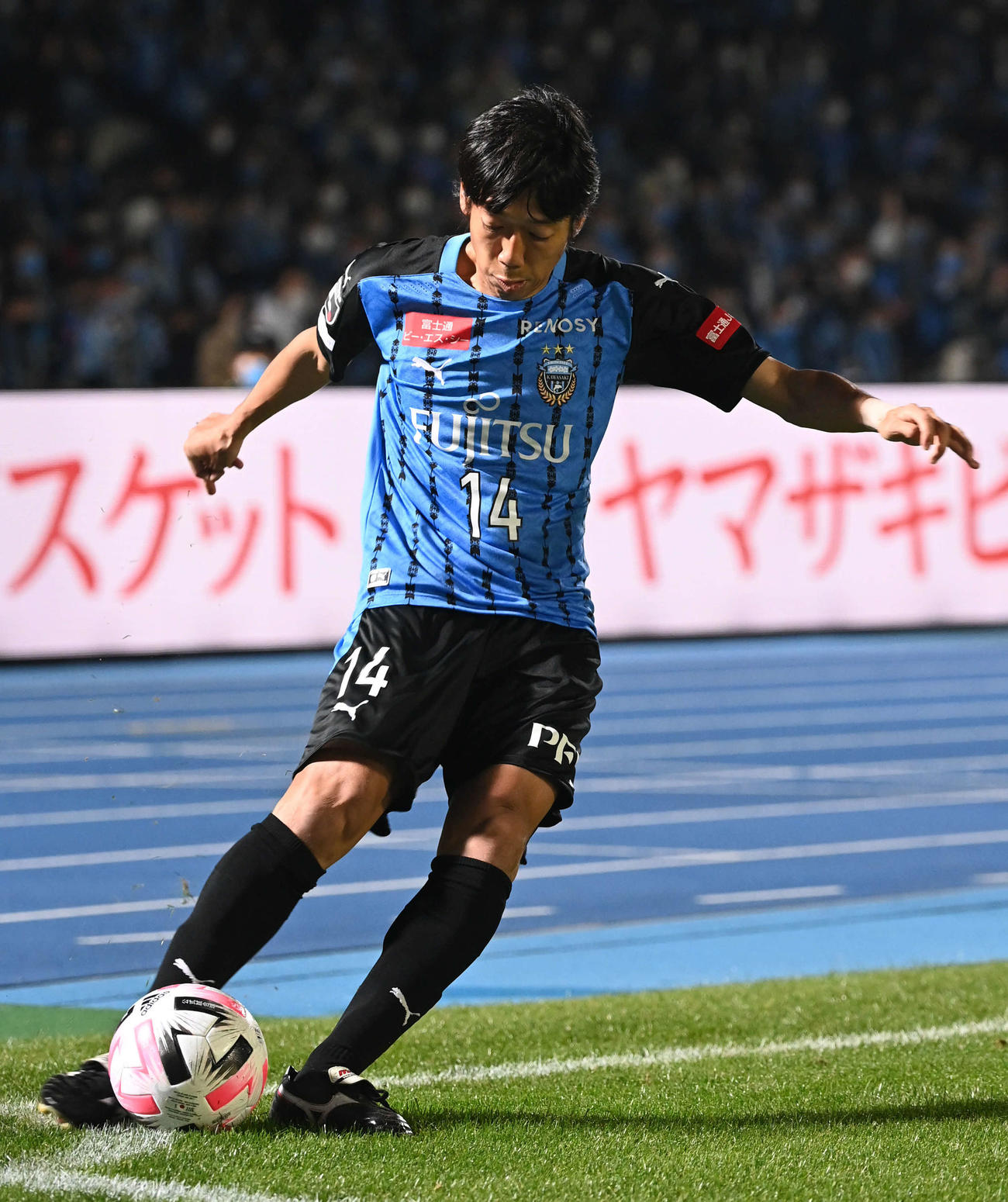 2020年11月18日の川崎F対横浜の試合で、後半、CKを蹴り込む川崎F・中村