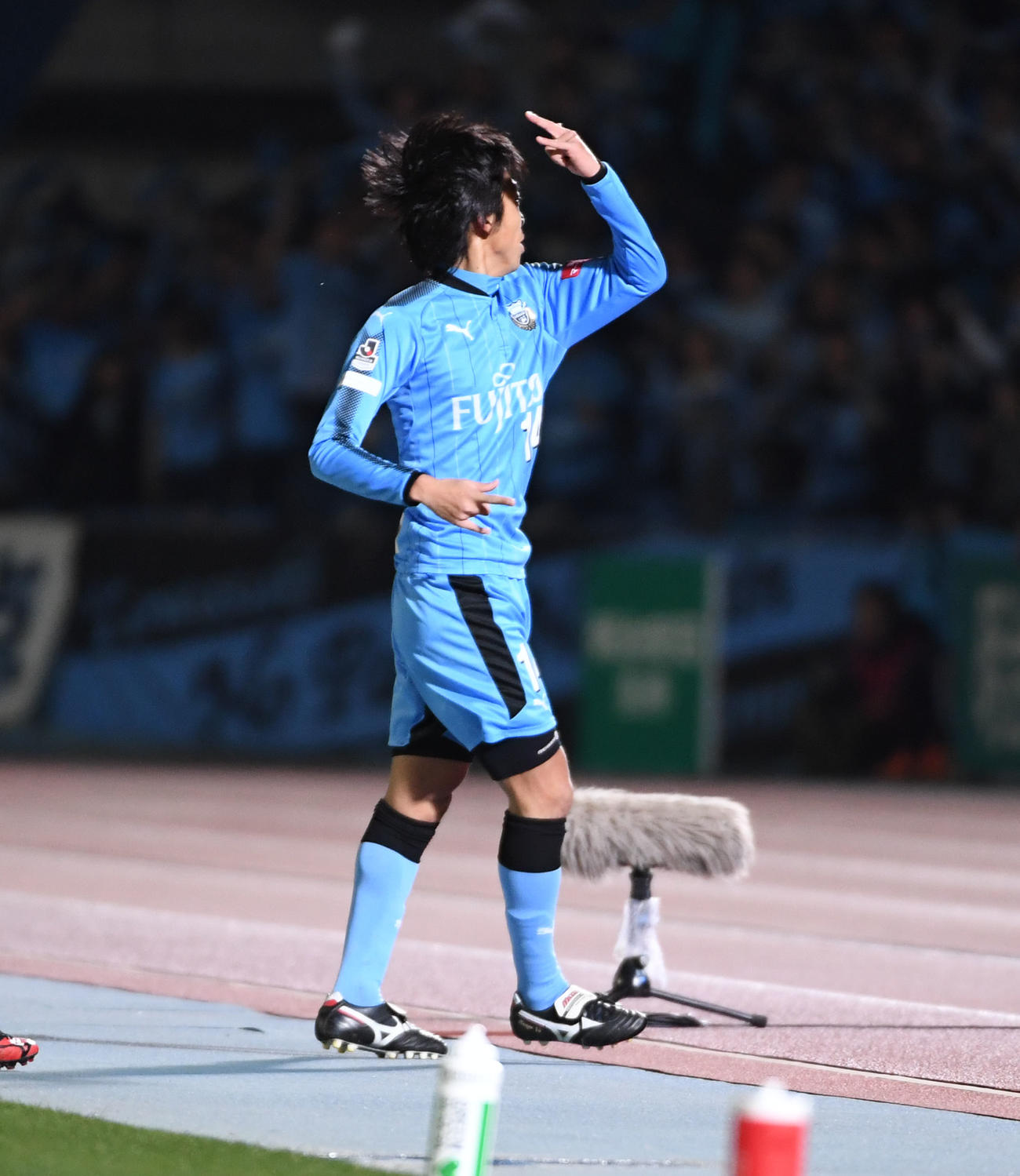 ゴールを決めスタンドに向かいポーズを決める川崎F・MF中村憲剛＝2017年3月10日