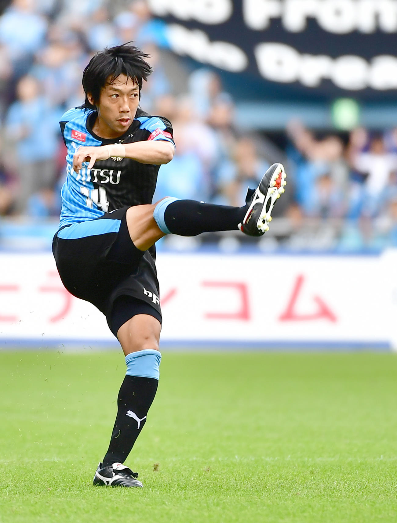 パスする川崎F・MF中村憲剛＝2018年11月3日