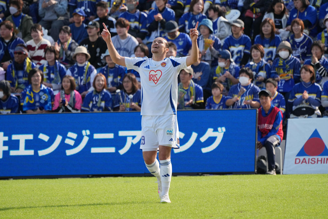 今治対仙台　前半7分、先制シュートを決めたJ2仙台・FW宮崎（＠VEGALTA SENDAI）
