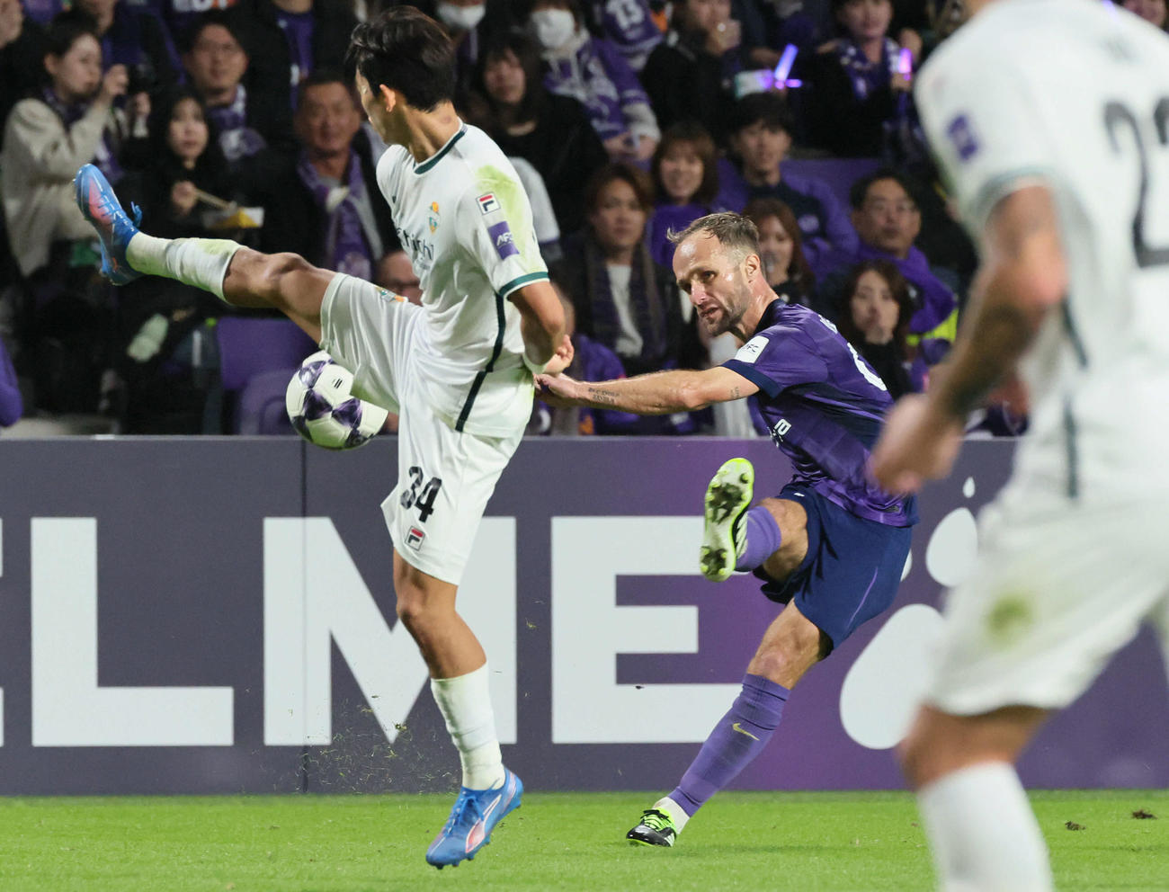 広島対江原FC　前半　シュートを放つ広島ジェルマン（撮影・加藤孝規）