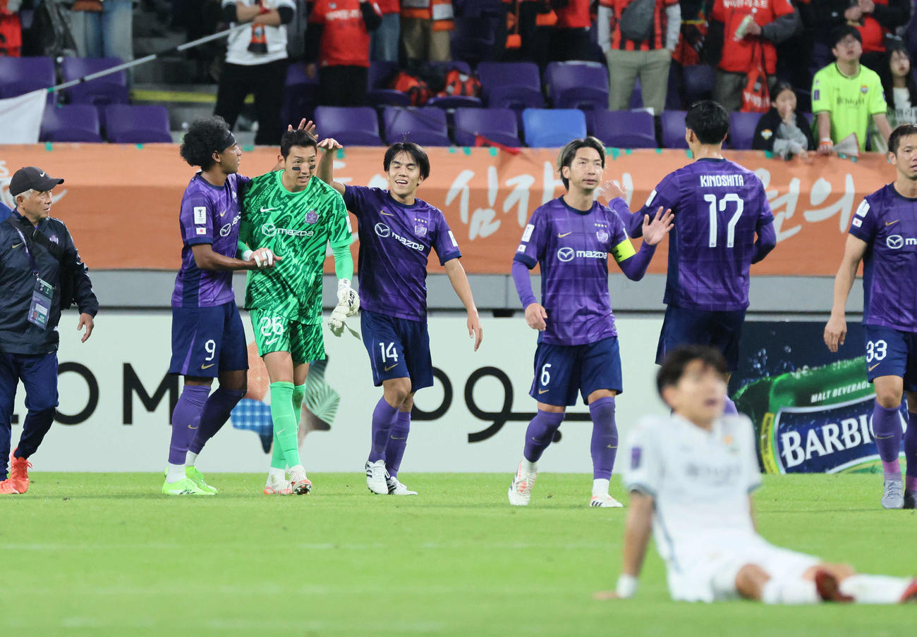 ACLE広島対江原FC　勝利した広島イレブン（撮影・加藤孝規）