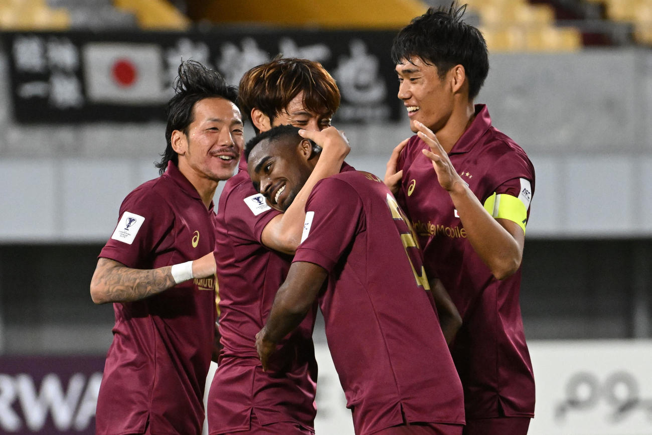 神戸対蔚山　後半、神戸Jパトリッキ（右から2人目）はゴールを決め、仲間と抱き合って喜ぶ（撮影・滝沢美穂子）