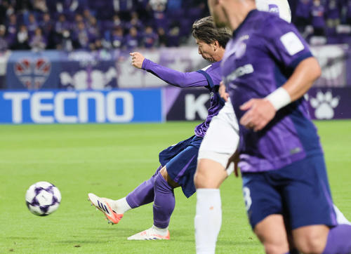 ACLE広島対江原FC　前半　広島川辺駿のシュートは決まらず（撮影・加藤孝規）
