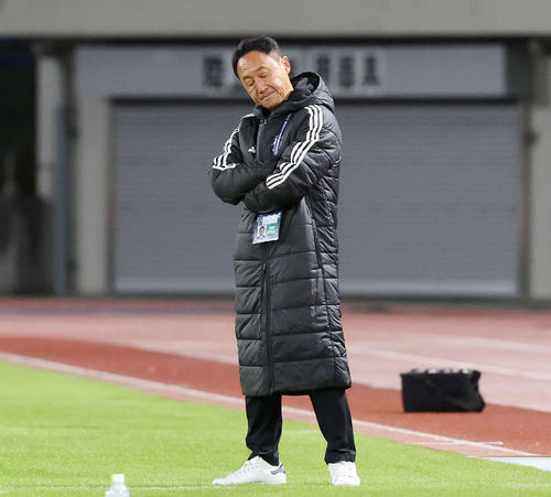 町田対メルボルンC　後半、厳しい表情の町田黒田監督（撮影・宮地輝）