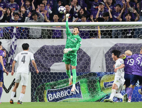 ACLE広島対江原FC　前半　セーブする広島GKチョン・ミンギ（撮影・加藤孝規）