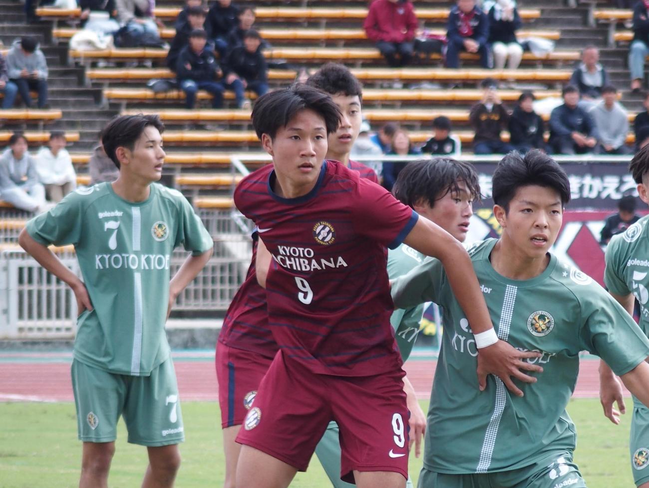 京都共栄との準決勝でDFと競り合う京都橘FW伊藤湊太（撮影・永田淳）