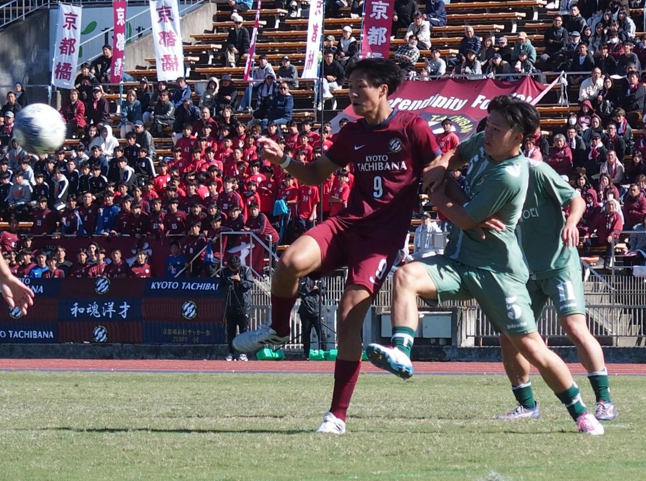 京都共栄との準決勝でクロスに合わせる京都橘FW伊藤湊太（撮影・永田淳）