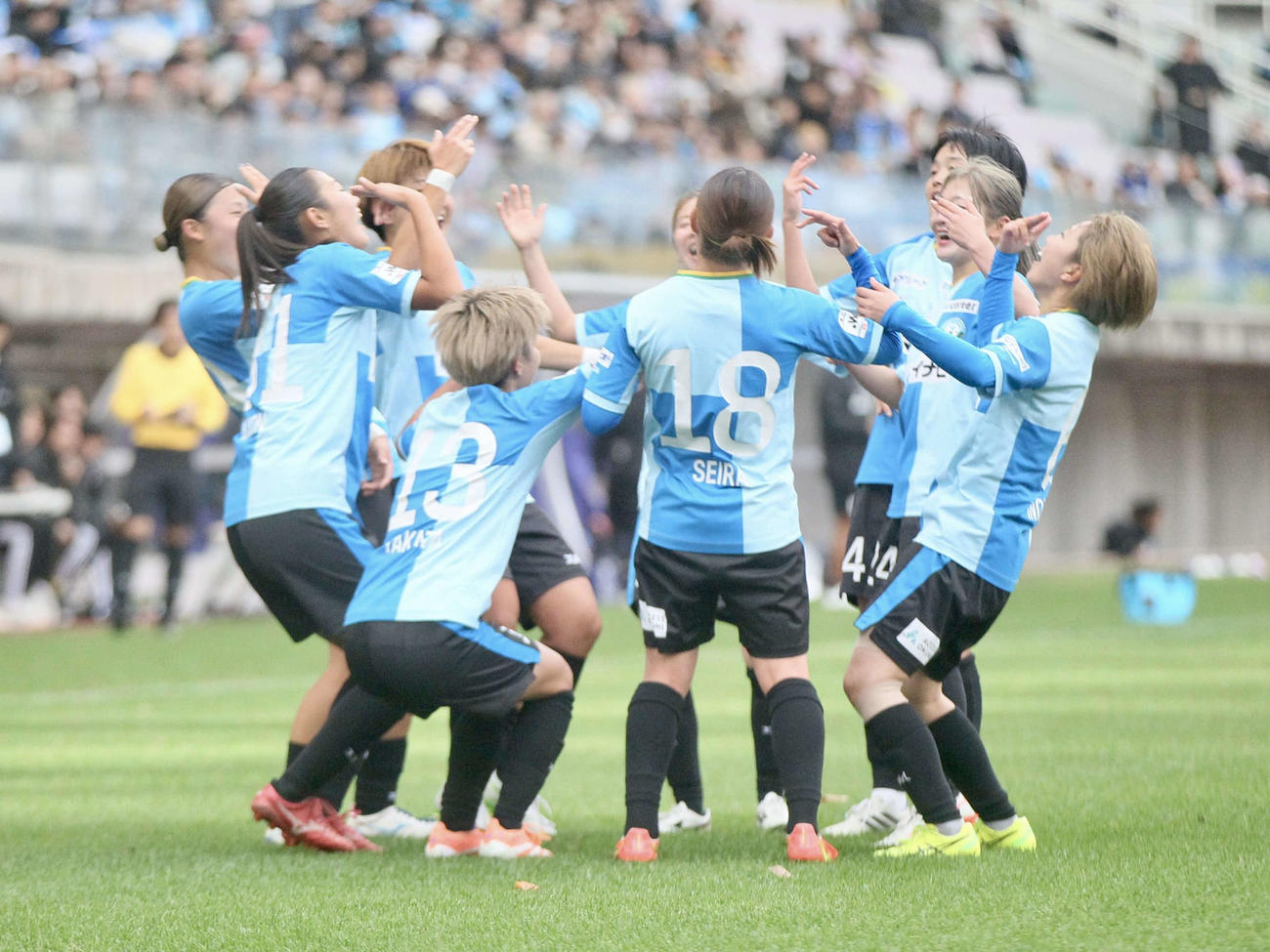 仙台対新潟　前半45分のFW矢形の先制点に人狼パフォーマンスをする仙台の選手たち（撮影・高橋香奈）