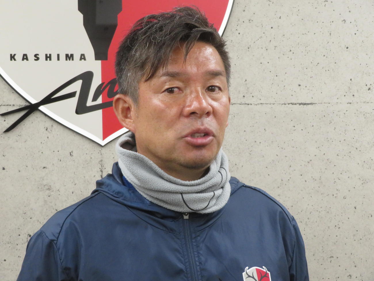横浜FC戦に向けて取材に応じた鹿島アントラーズ鬼木達監督（撮影・佐藤成）