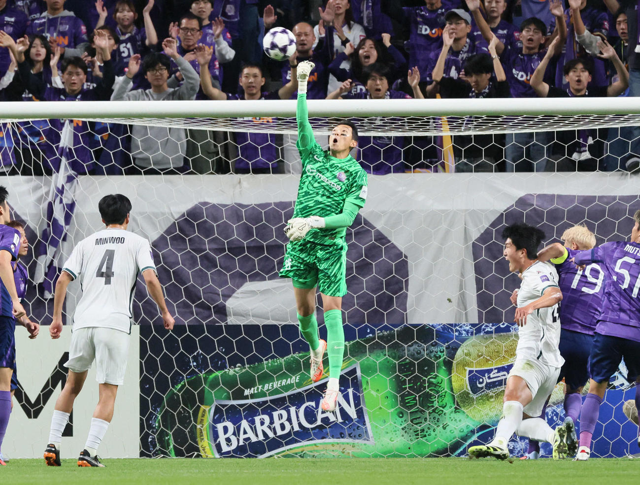 ACLE広島対江原FC　前半　セーブする広島GKチョン・ミンギ（撮影・加藤孝規）