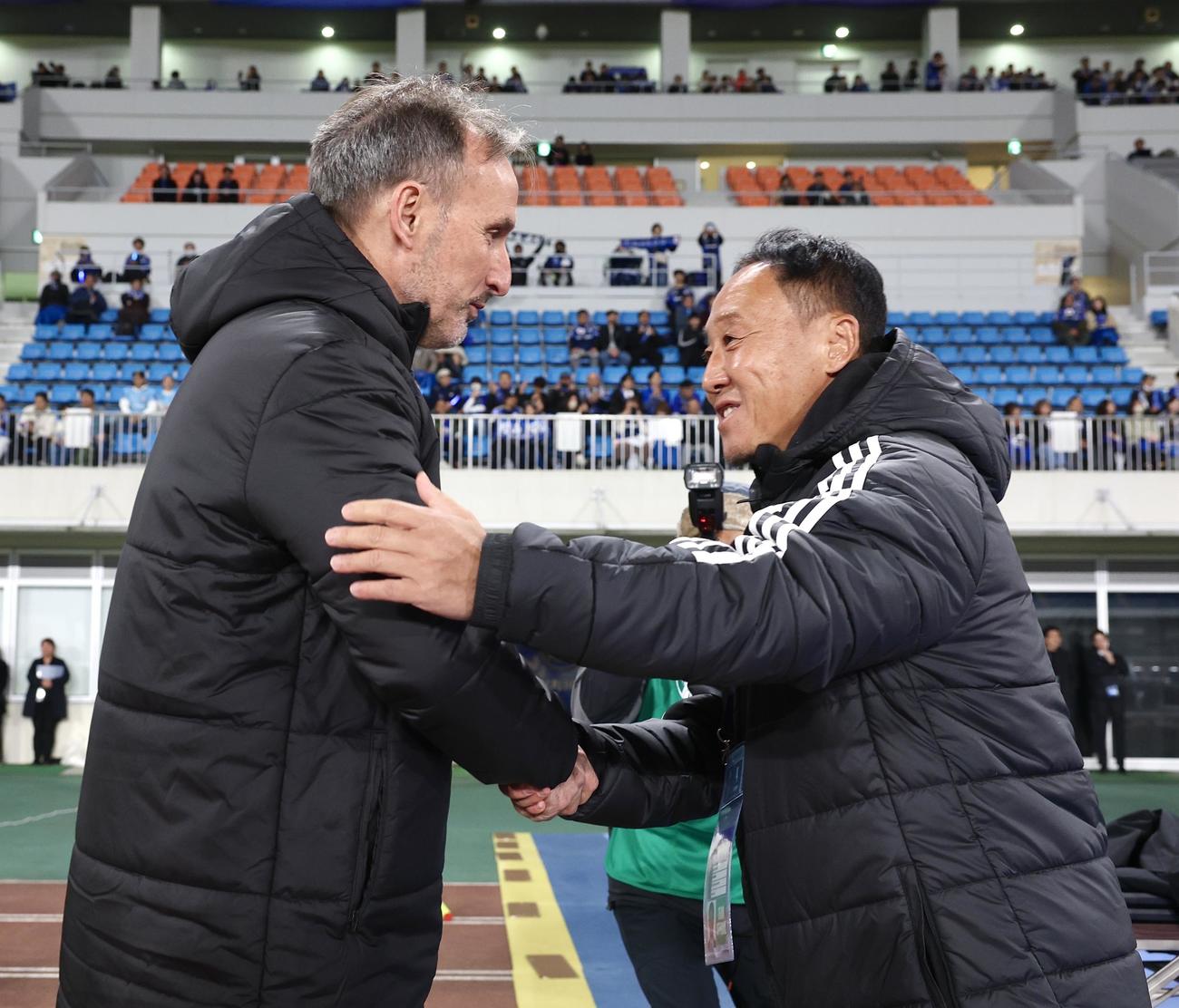 町田対メルボルンC　試合前、握手を交わすメルボルンCビドマー監督（左）と町田黒田監督（撮影・宮地輝）