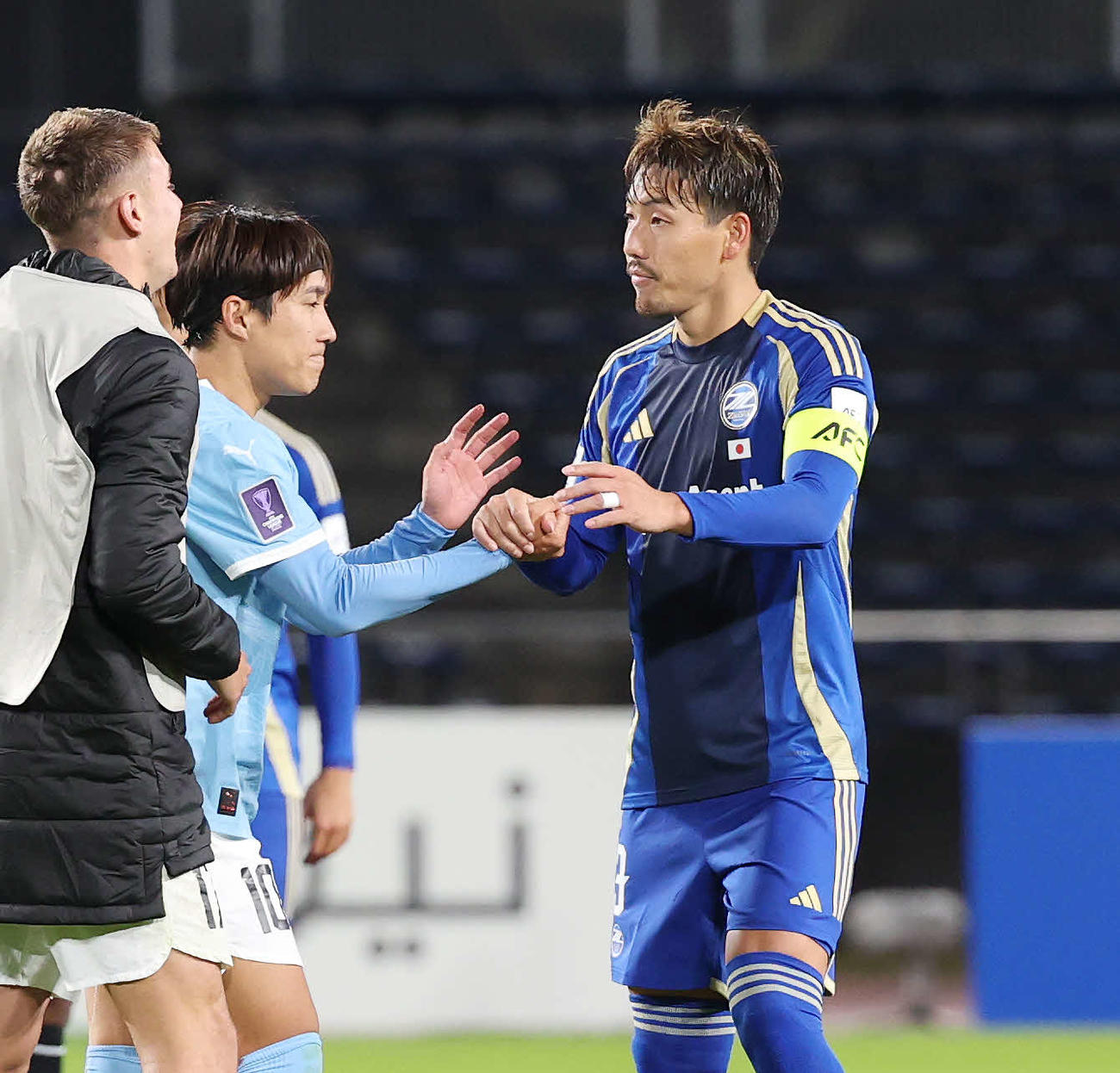町田対メルボルンC　試合後、握手を交わすメルボルンC金森（左）と町田昌子（撮影・宮地輝）