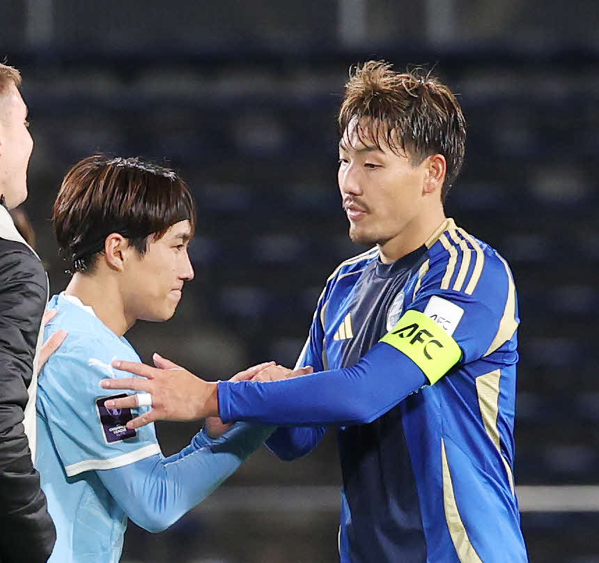 町田対メルボルンC　試合後、握手を交わすメルボルンC金森（左）と町田昌子（撮影・宮地輝）