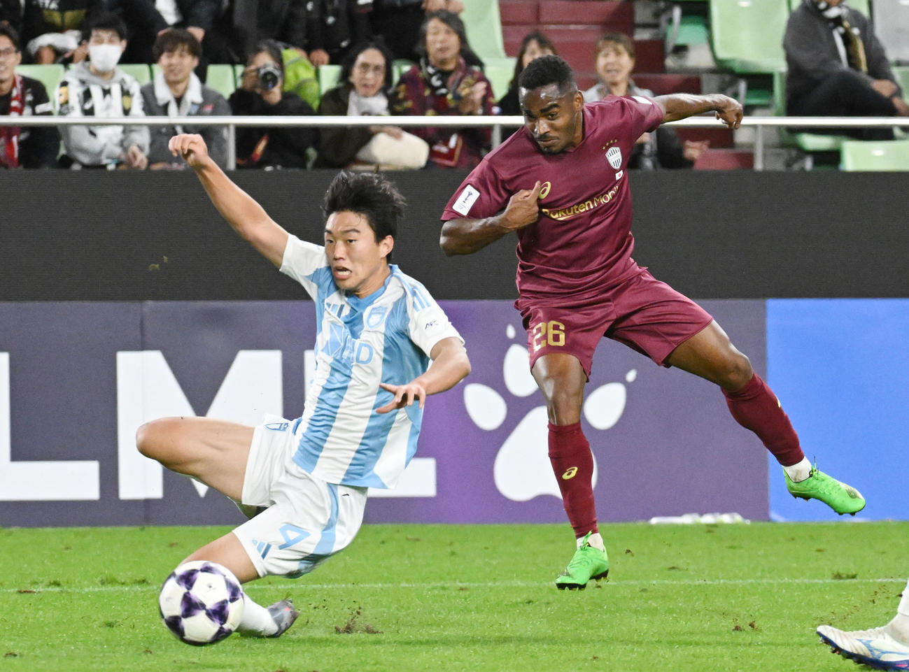 神戸対蔚山　前半、神戸Jパトリッキはシュートを放つ（撮影・滝沢美穂子）