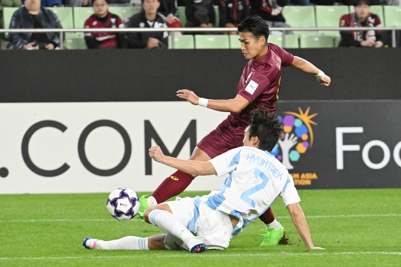 神戸対蔚山　前半、神戸佐々木はシュートを放つ（撮影・滝沢美穂子）