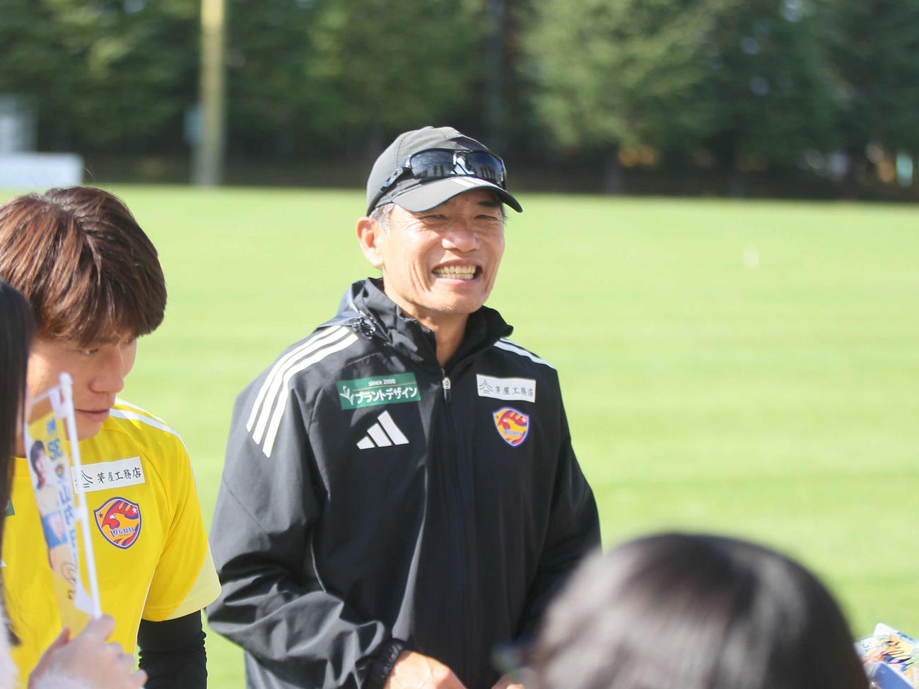 サポーターと触れ合うJ2仙台・森山監督（撮影・高橋香奈）