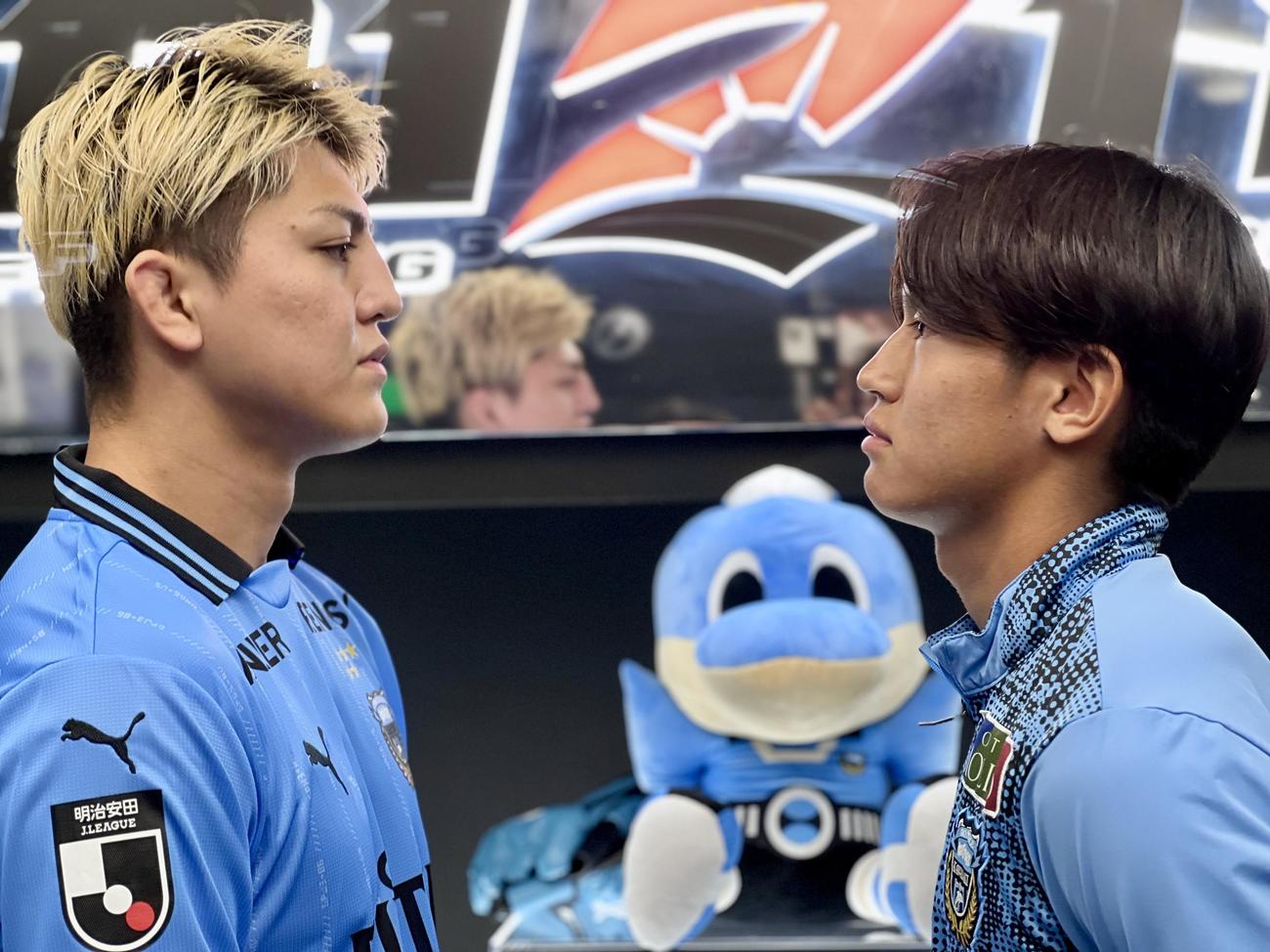 にらみ合うRIZINの元フェザー級王者の鈴木千裕（左）と川崎フロンターレの野田裕人（撮影・佐藤成）