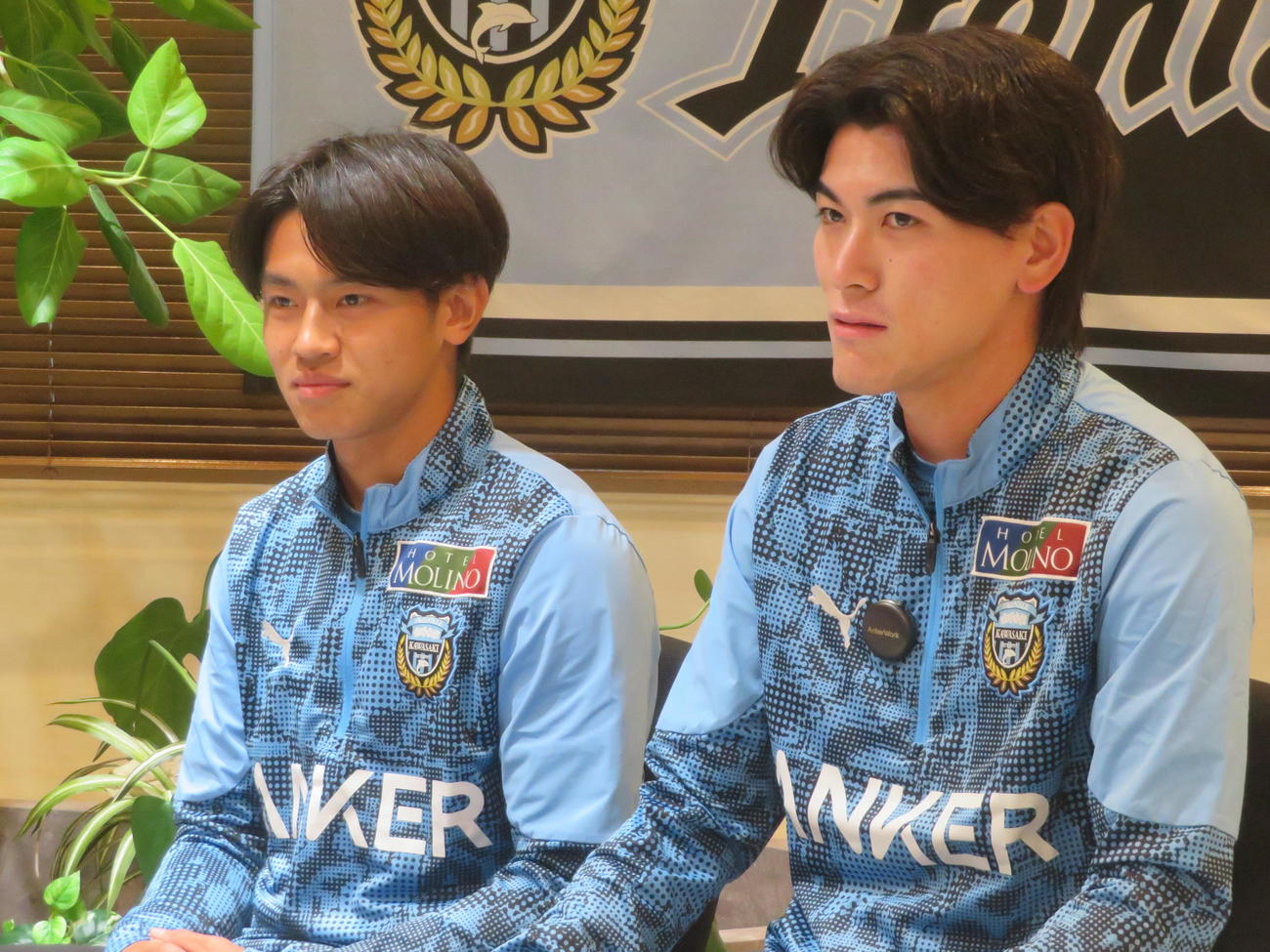 RIZINの元フェザー級王者の鈴木千裕と鼎談した川崎フロンターレの野田裕人（左）と田邉秀斗（撮影・佐藤成）
