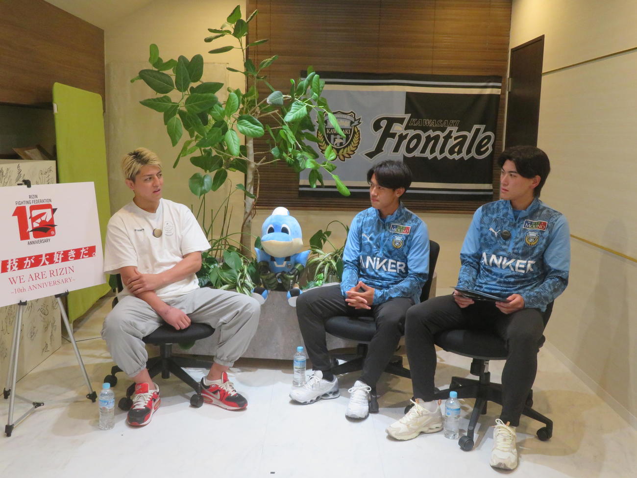 鼎談した、左からRIZINの元フェザー級王者の鈴木千裕、川崎フロンターレの野田裕人、田邉秀斗（撮影・佐藤成）
