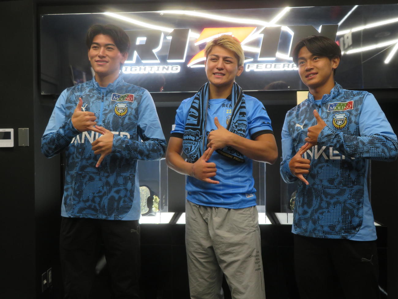 鼎談した、左から川崎フロンターレの田邉秀斗、RIZINの元フェザー級王者の鈴木千裕、川崎フロンターレの野田裕人（撮影・佐藤成）