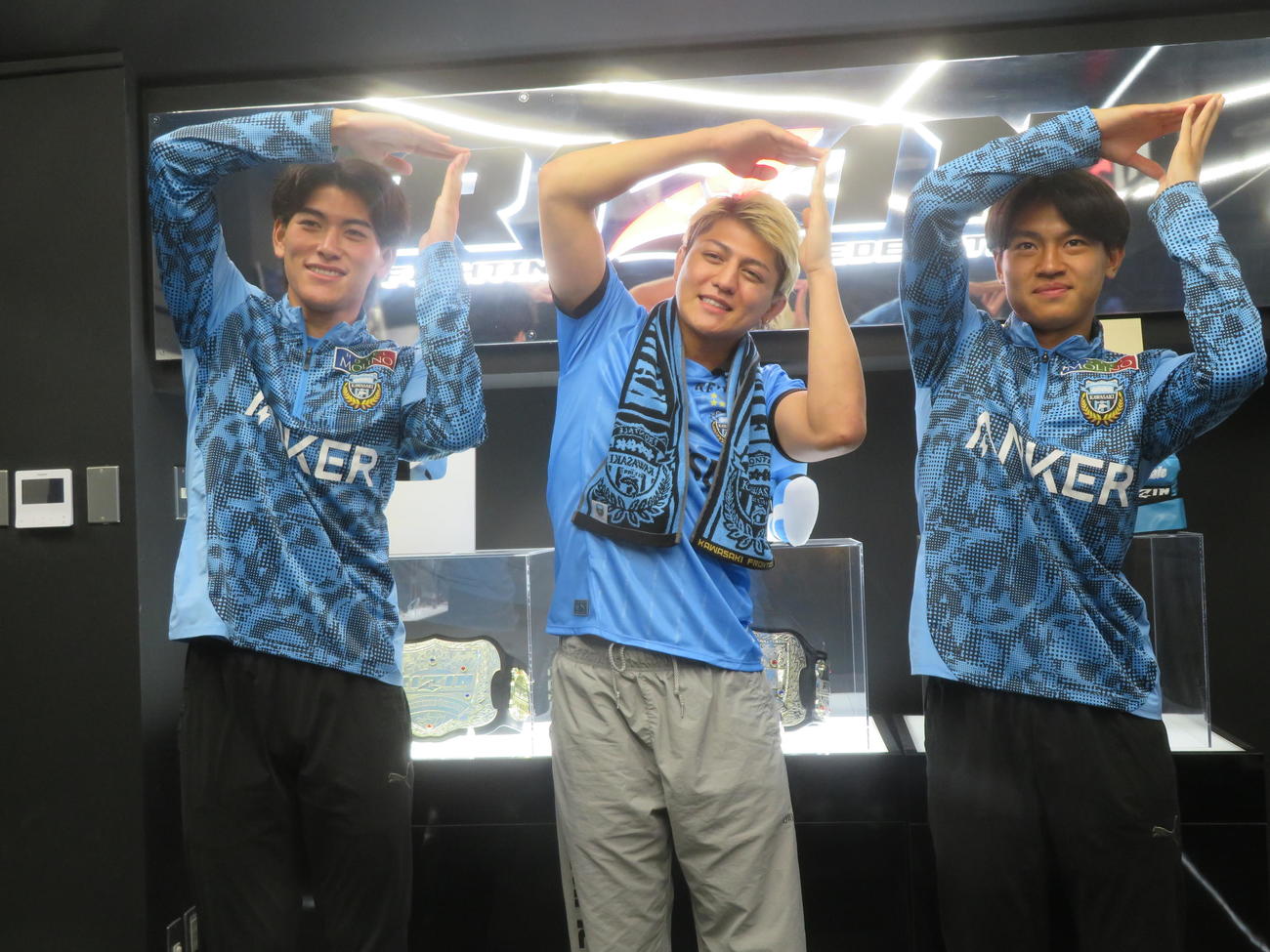 鼎談した、左から川崎フロンターレの田邉秀斗、RIZINの元フェザー級王者の鈴木千裕、川崎フロンターレの野田裕人（撮影・佐藤成）