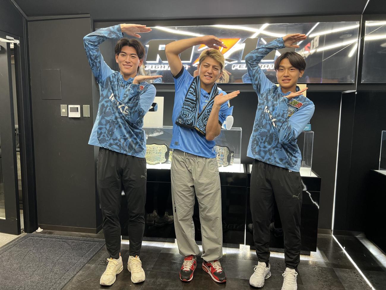 鼎談した、左から川崎フロンターレの田邉秀斗、RIZINの元フェザー級王者の鈴木千裕、川崎フロンターレの野田裕人（撮影・佐藤成）