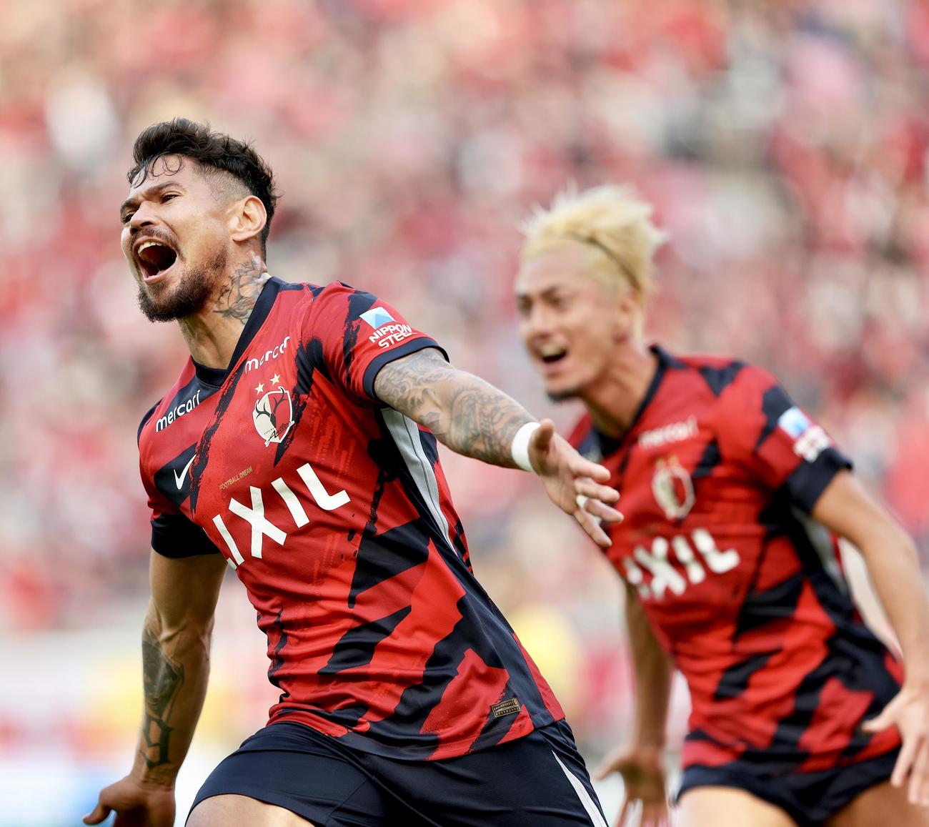 鹿島対横浜FC　後半、先制ゴールを決める鹿島レオ・セアラ（撮影・河田真司）