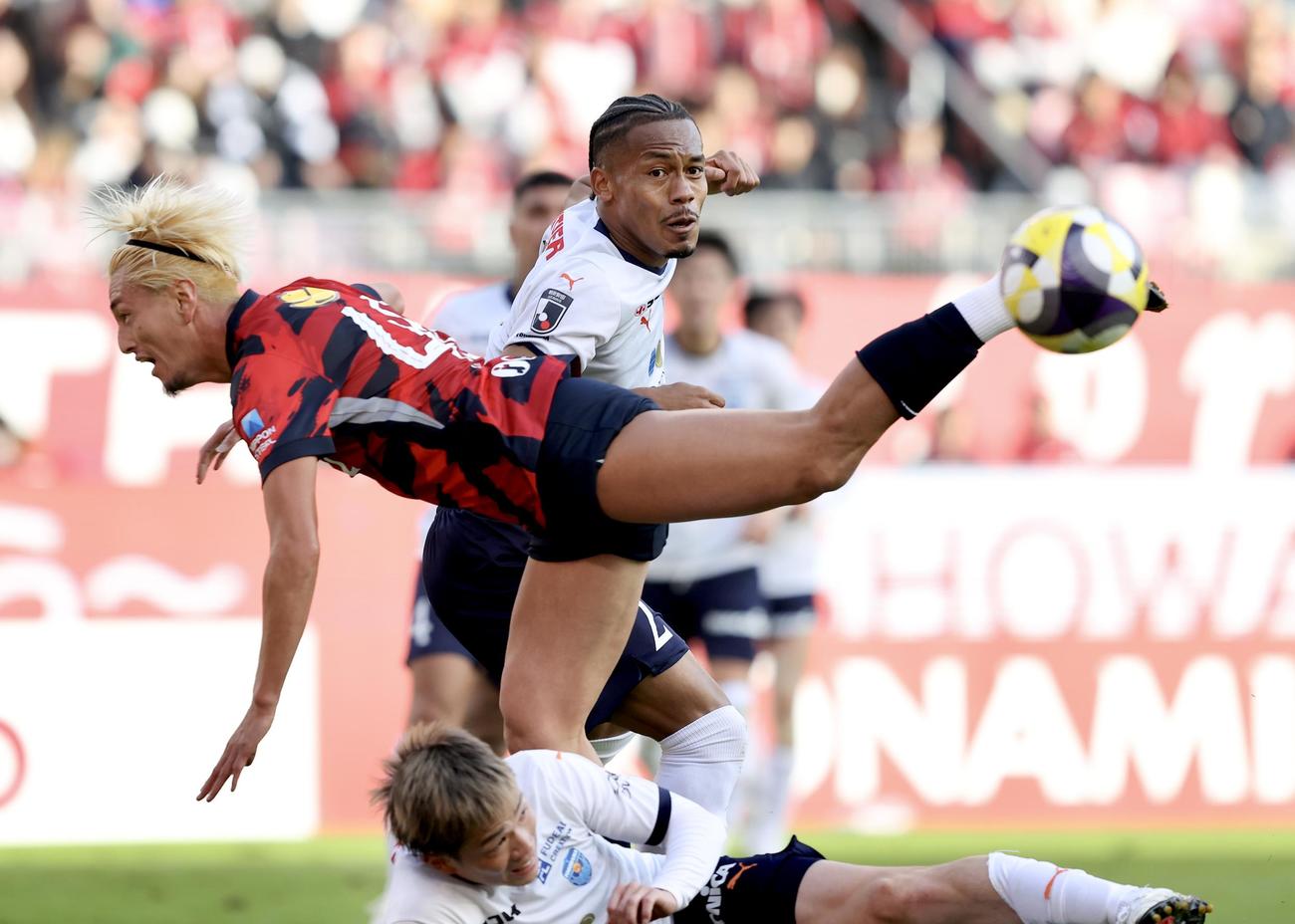 鹿島対横浜FC　前半、ゴール前に攻め込む鹿島鈴木（撮影・河田真司）