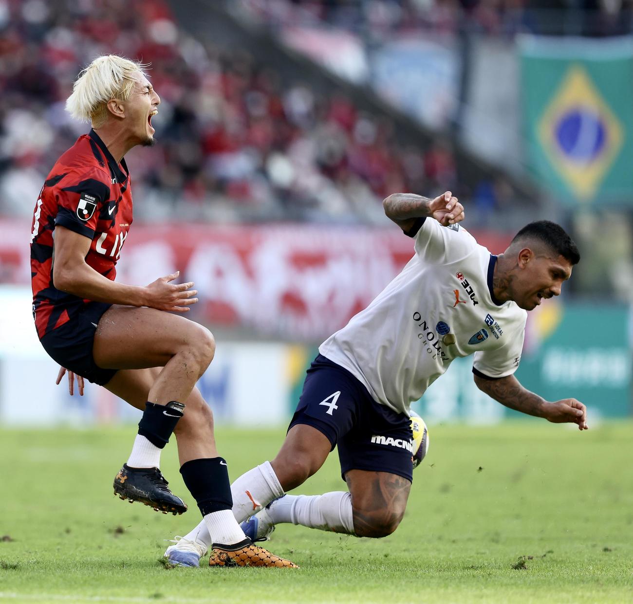 鹿島対横浜FC　前半、競り合う鹿島鈴木（左）と横浜FCユーリ・ララ（撮影・河田真司）