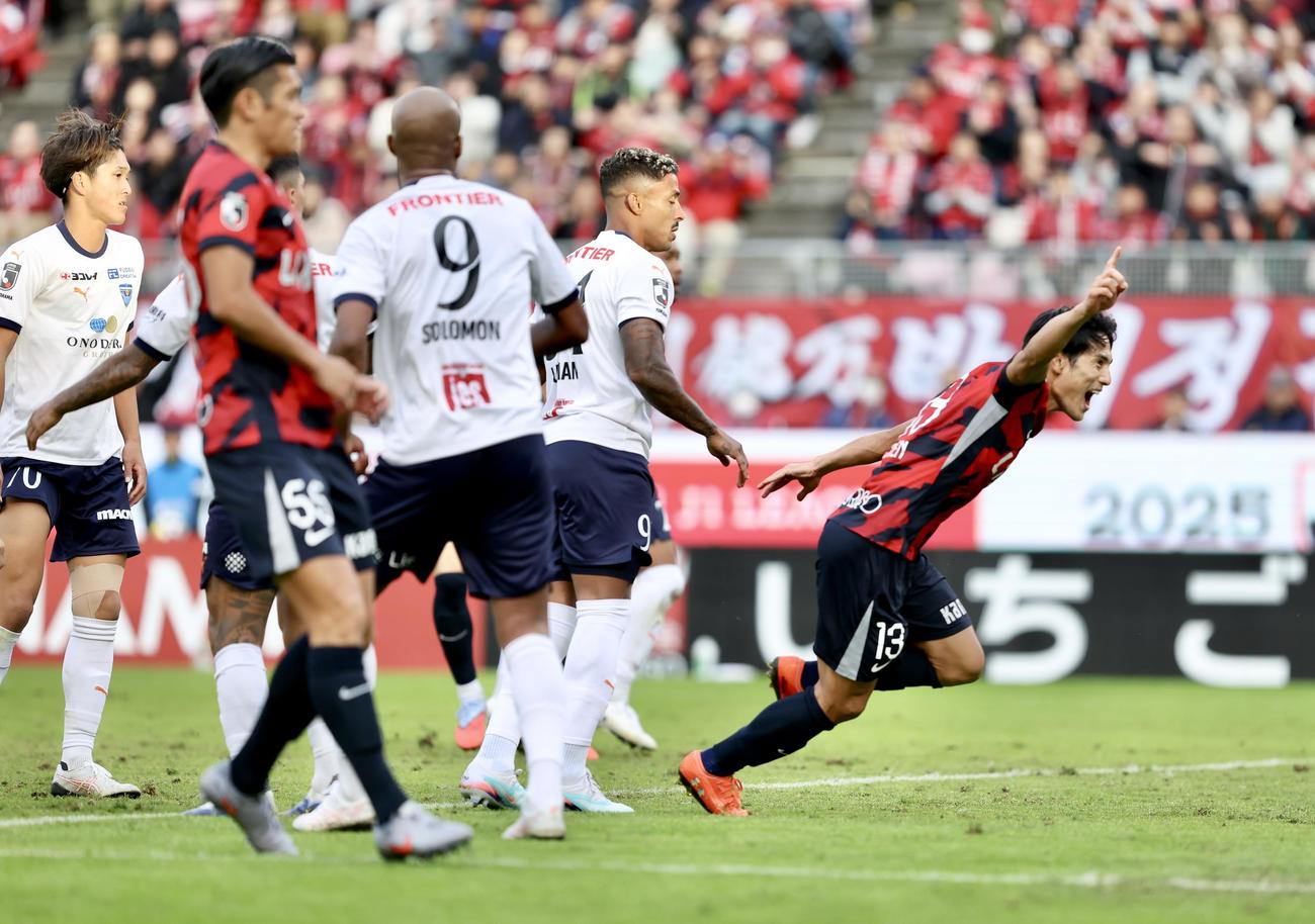 鹿島対横浜FC　後半、ゴールを決める鹿島知念（右）（撮影・河田真司）